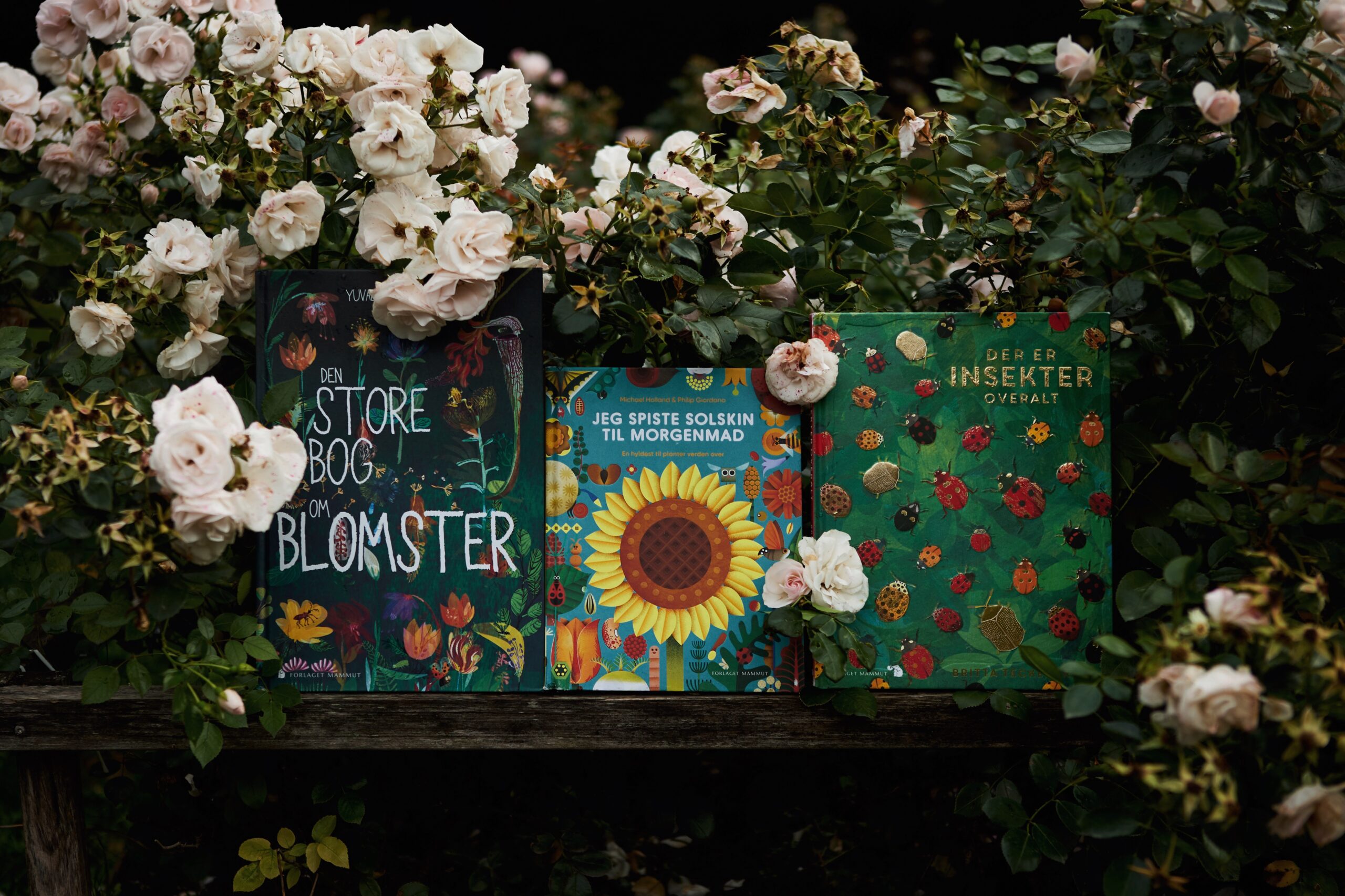 Naturbøger sammen med blomster